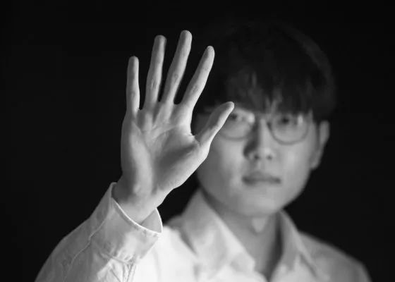 享受艳丽白嫩的肉体